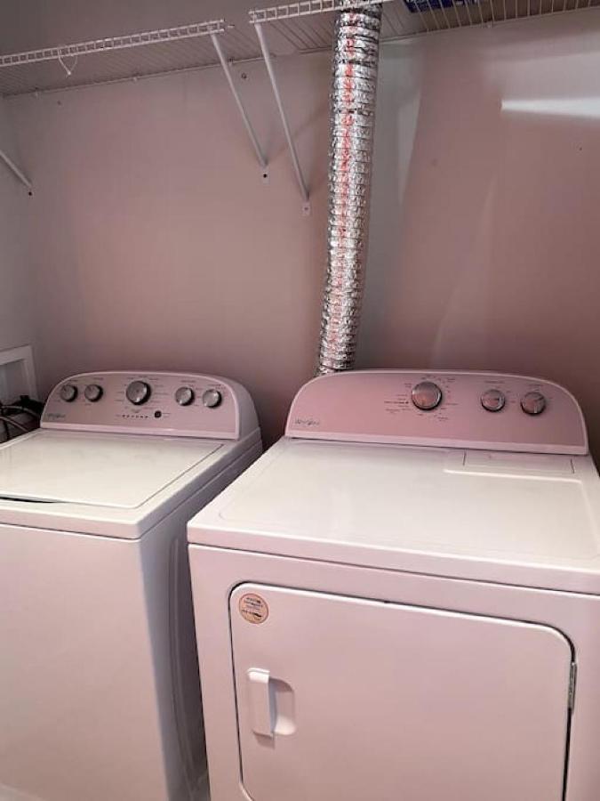 Lovely 2 Bedroom,3 Bed Near Restaurants, Bars, Shopping And Vanderbilt, Belmont Hébergement de vacances *